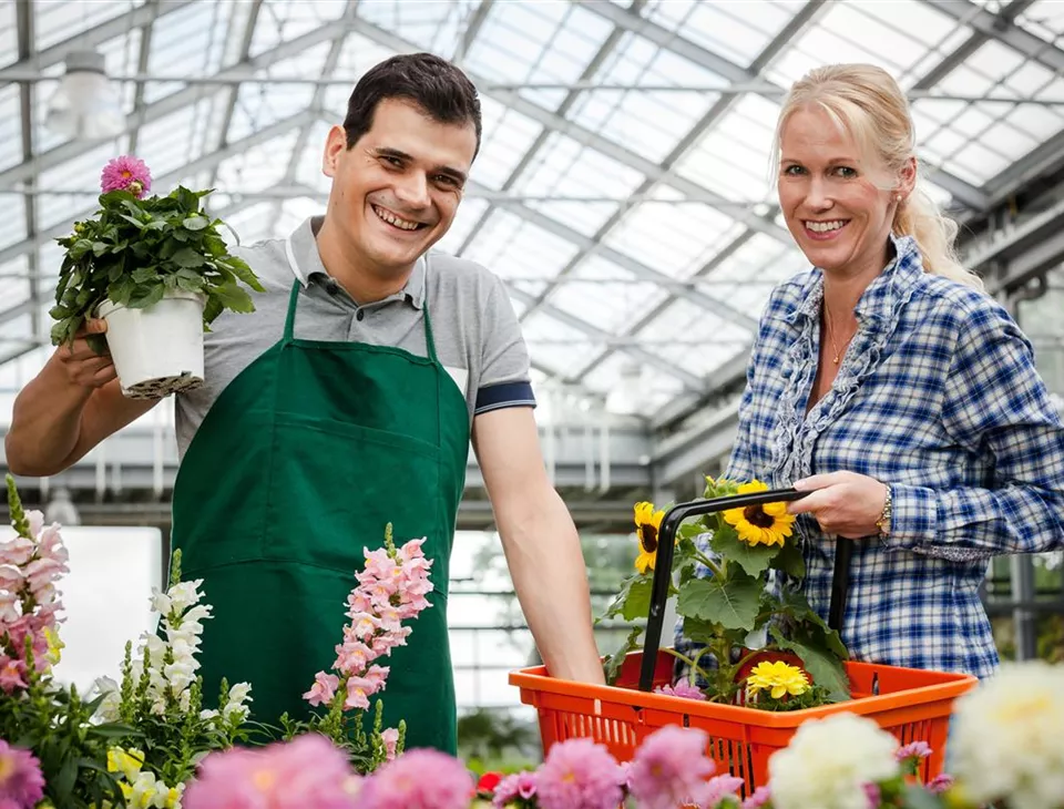 Verkäufer und Kundin im Gartencenter