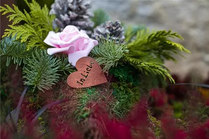 Grabgestaltung - Grabgesteck mit Rose