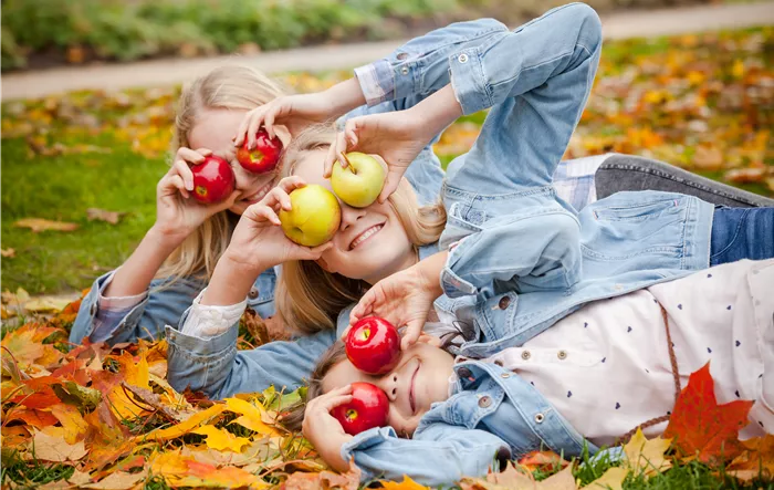 Kinder im Herbst