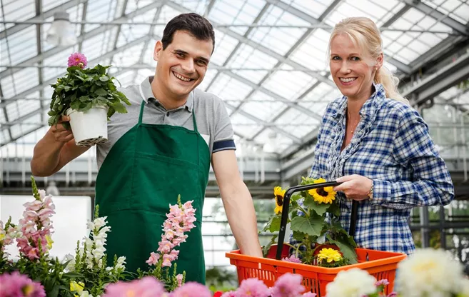 Verkäufer und Kundin im Gartencenter