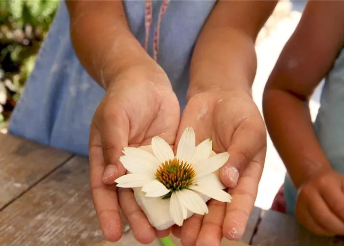 Blumenanhänger aus Salzteig - der Sommer wird bunt!