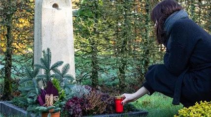 Grabgestaltung - Frau an Grab Grabgestaltung - Frau an Grab