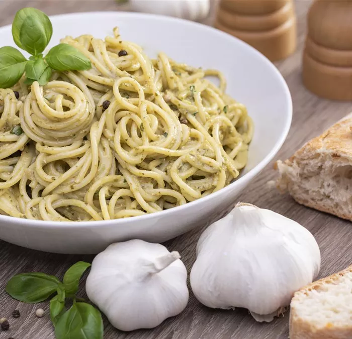 Spaghetti mit Basilikum-Pesto