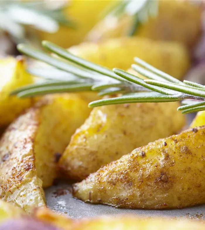 Kartoffelspalten mit Rosmarin und Zwiebeln